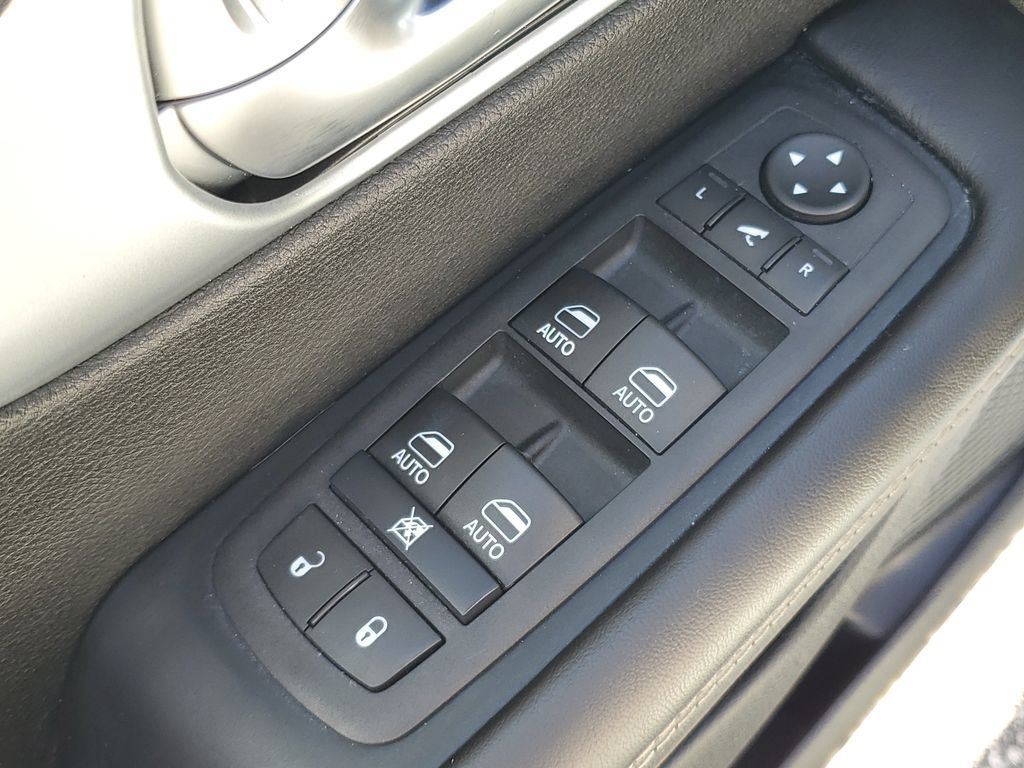 Used 2026 Chrysler Pacifica Limited FWD image 10