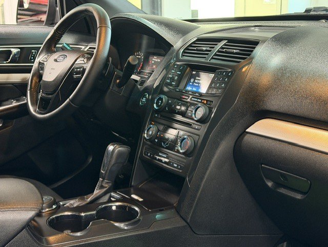 Used 2017 Ford Explorer XLT AWD/4WD image 10