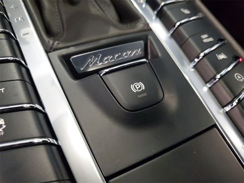 Used 2017 Porsche Macan image 25