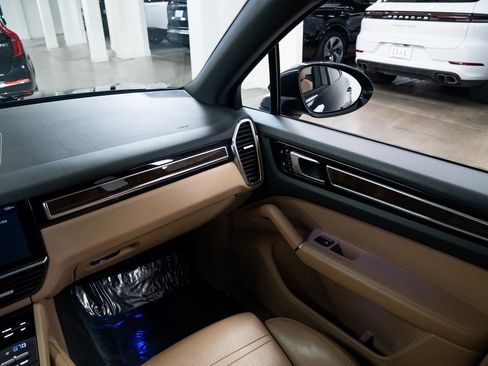 Used 2020 Porsche Cayenne image 11