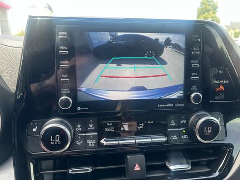 Used 2022 Toyota Highlander XLE AWD/4WD image 24