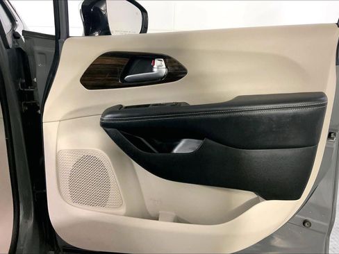 Used 2023 Chrysler Pacifica Limited image 26