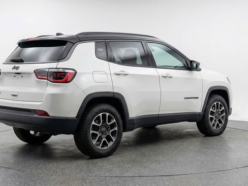 Used 2025 Jeep Compass Trailhawk AWD/4WD image 9