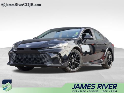 Used 2025 Toyota Camry SE image 1