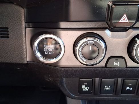 Certified 2019 Toyota Tacoma TRD Sport w/ Technology Package AWD/4WD image 23