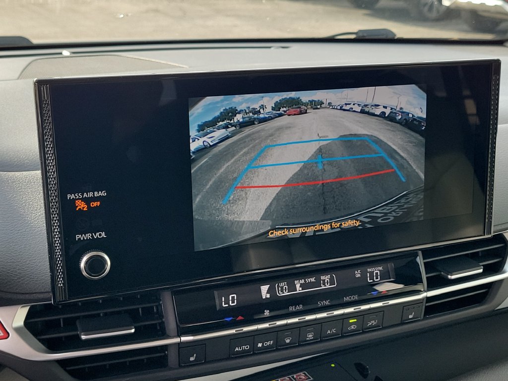 Used 2025 Toyota Sienna XLE FWD image 23