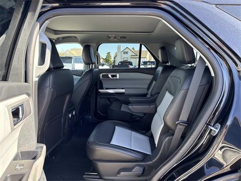 Used 2022 Ford Explorer XLT w/ Equipment Group 202A image 14