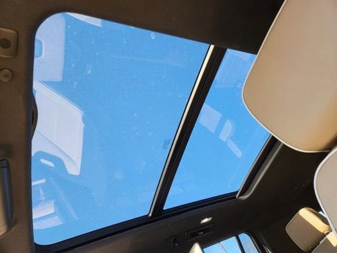 Used 2023 Chevrolet Suburban Premier w/ Advanced Technology Package image 10