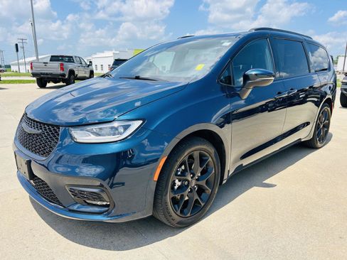 Used 2023 Chrysler Pacifica Touring-L w/ S Appearance Package FWD image 35