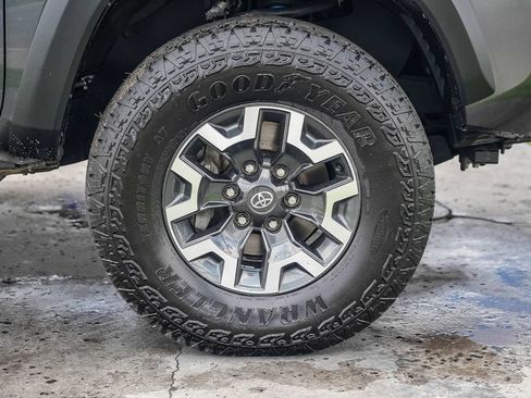 Used 2023 Toyota Tacoma TRD Off-Road w/ Technology Package AWD/4WD image 12