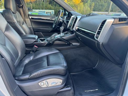 Used 2018 Porsche Cayenne AWD image 19