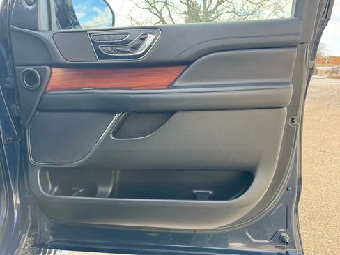 Used 2019 Lincoln Navigator Reserve image 28