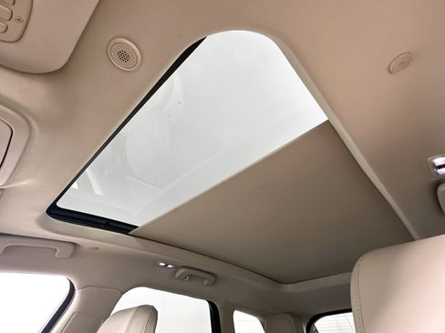 Used 2020 Lincoln Corsair Reserve w/ Rear Removable Package Tray image 23