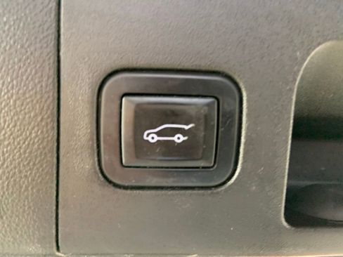Used 2018 Cadillac XT5 Luxury w/ Driver Awareness Package FWD image 11