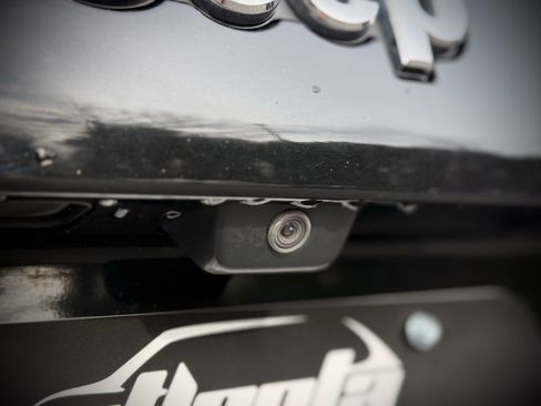 Used 2019 Jeep Cherokee Limited w/ Technology Group image 11