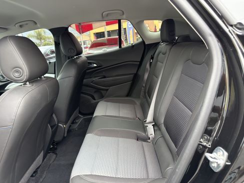 Used 2025 Chevrolet Trax LT FWD image 17