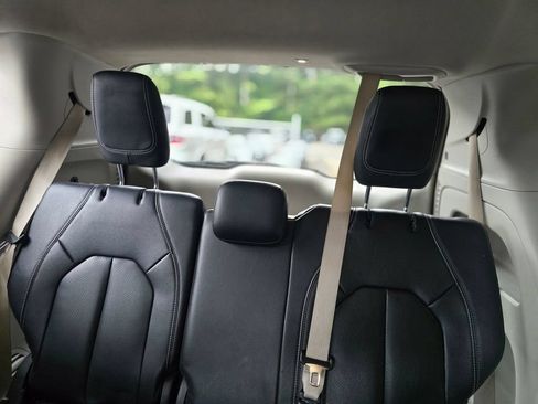 Used 2022 Chrysler Pacifica Touring-L FWD image 11