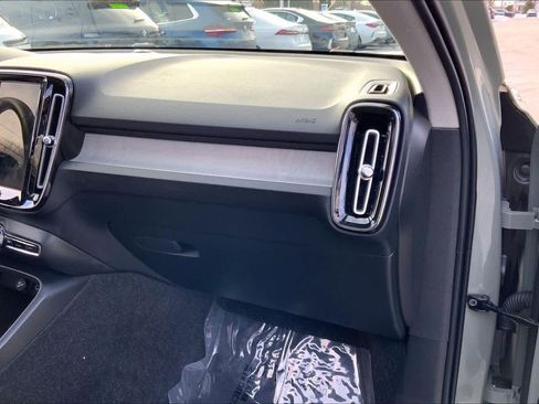 Used 2025 Volvo XC40 B5 Core w/ Protection Package Premier image 19