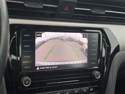 Used 2022 Volkswagen Passat 2.0T SE image 16