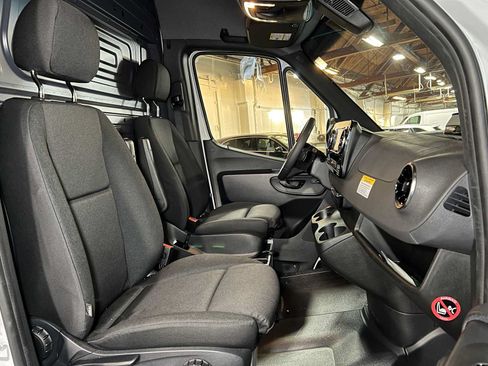 Used 2025 Mercedes-Benz Sprinter 2500 image 12