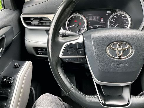 Used 2023 Toyota Highlander XLE AWD/4WD image 24