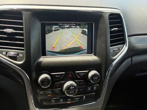 Used 2020 Jeep Grand Cherokee Laredo AWD/4WD image 3
