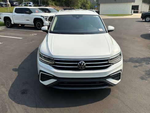 Used 2023 Volkswagen Tiguan SE FWD image 3