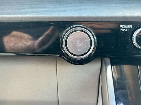 Used 2024 Kia Carnival EX FWD image 19