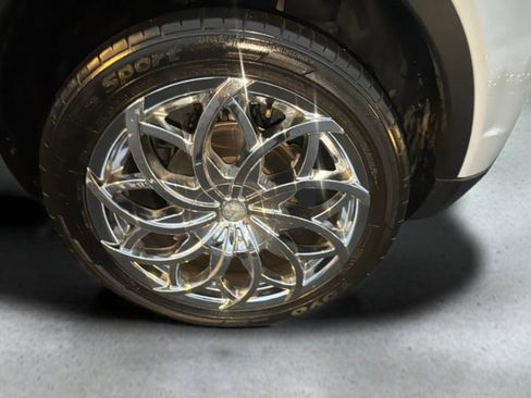 Used 2019 Land Rover Range Rover Evoque SE Premium image 17