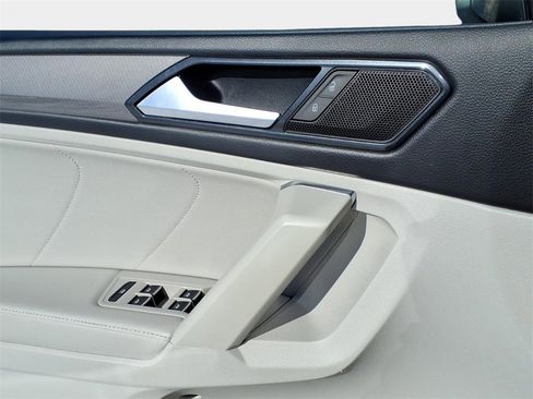 Used 2023 Volkswagen Tiguan SE w/ Panoramic Sunroof Package image 18