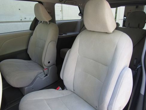 Certified 2020 Toyota Sienna L FWD image 14