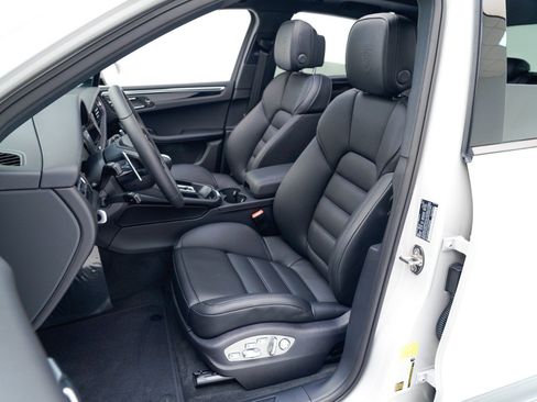 Certified 2026 Porsche Macan AWD/4WD image 5