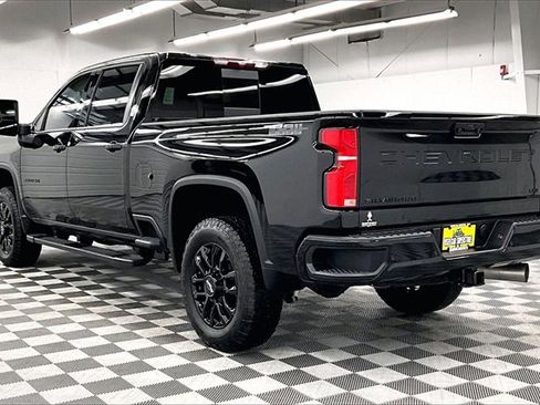 Used 2025 Chevrolet Silverado 2500 LTZ image 2