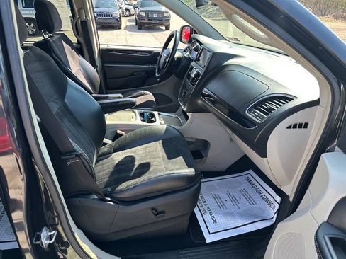 Used 2014 Chrysler Town & Country Touring-L FWD image 12