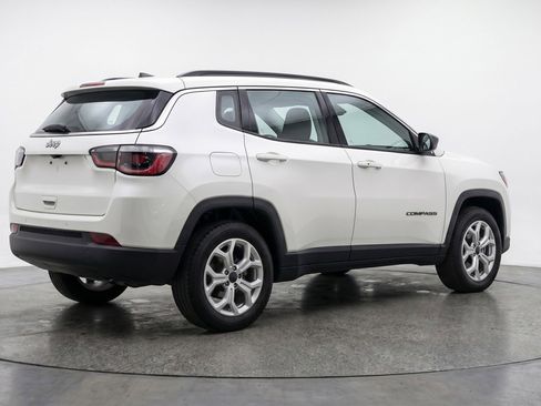 Used 2025 Jeep Compass Latitude AWD/4WD image 9