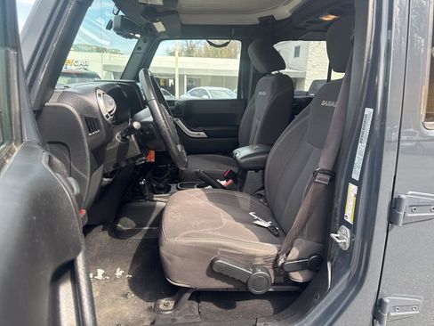 Used 2017 Jeep Wrangler Unlimited Sahara w/ Connectivity Group image 11