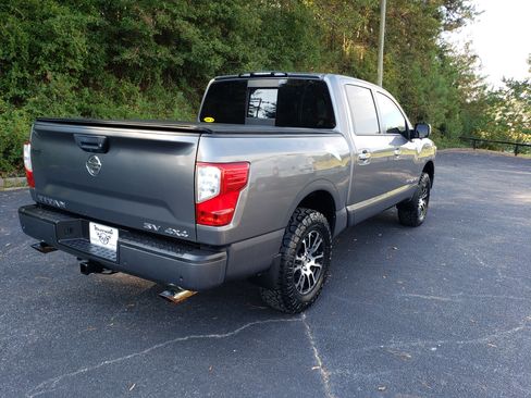 Used 2021 Nissan Titan SV w/ SV Convenience Package image 3