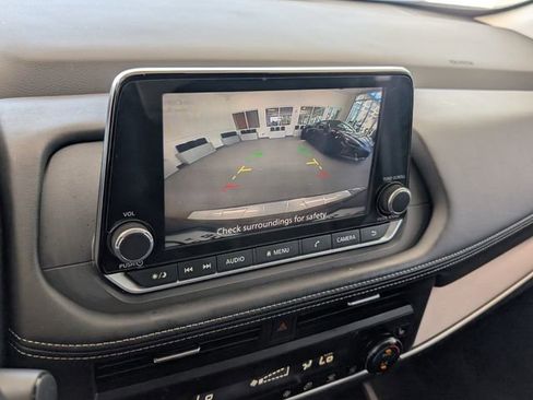 Used 2025 Nissan Rogue SV w/ SV Premium Package image 19