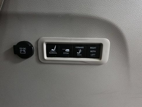 Used 2018 Chrysler Pacifica Limited FWD image 44