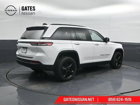 Used 2023 Jeep Grand Cherokee Altitude AWD/4WD image 2