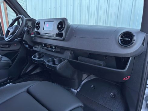 Used 2024 Mercedes-Benz Sprinter 2500 image 13