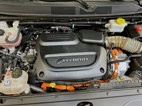 Used 2018 Chrysler Pacifica Touring-L image 35