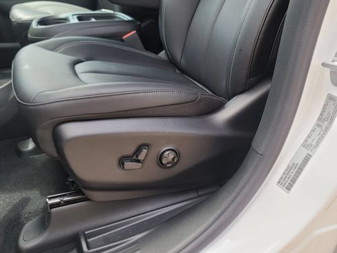 New 2027 Chrysler Pacifica Select FWD image 24