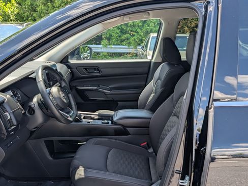 Used 2023 Nissan Pathfinder SV AWD/4WD image 16