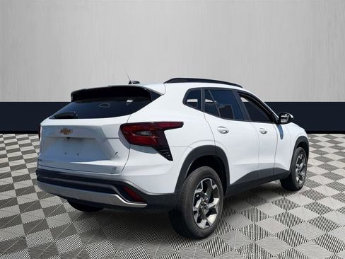 Used 2025 Chevrolet Trax LT w/ LT Convenience Package FWD image 5