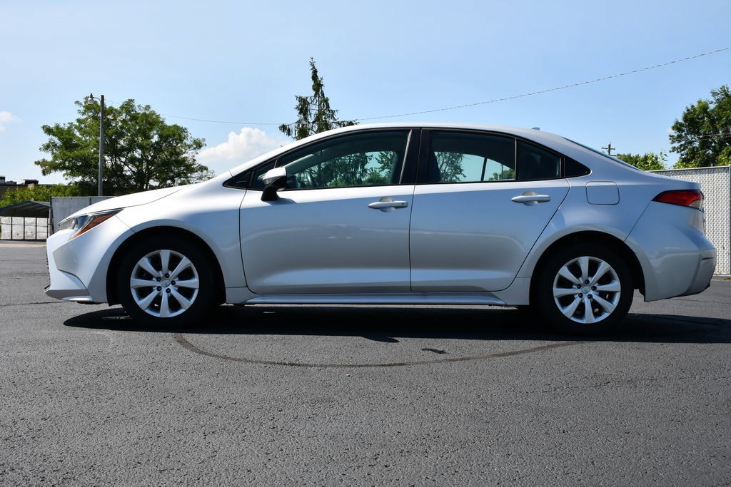 Used 2025 Toyota Corolla LE FWD image 4