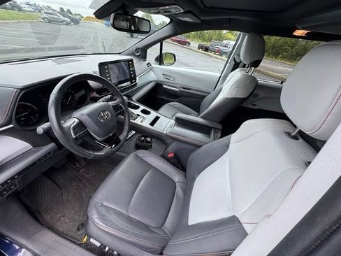 Used 2023 Toyota Sienna XSE w/ XSE Plus Package FWD image 16