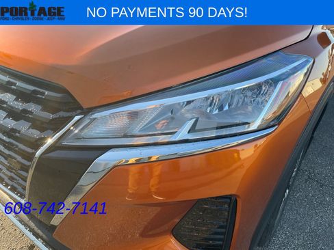 Used 2022 Nissan Kicks SV FWD image 3