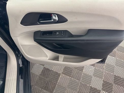 Used 2023 Chrysler Pacifica Touring-L FWD image 21