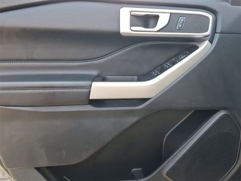 Used 2022 Ford Explorer XLT image 16
